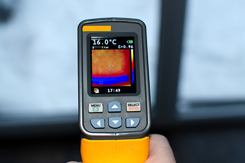 איתור נזילה בקיר